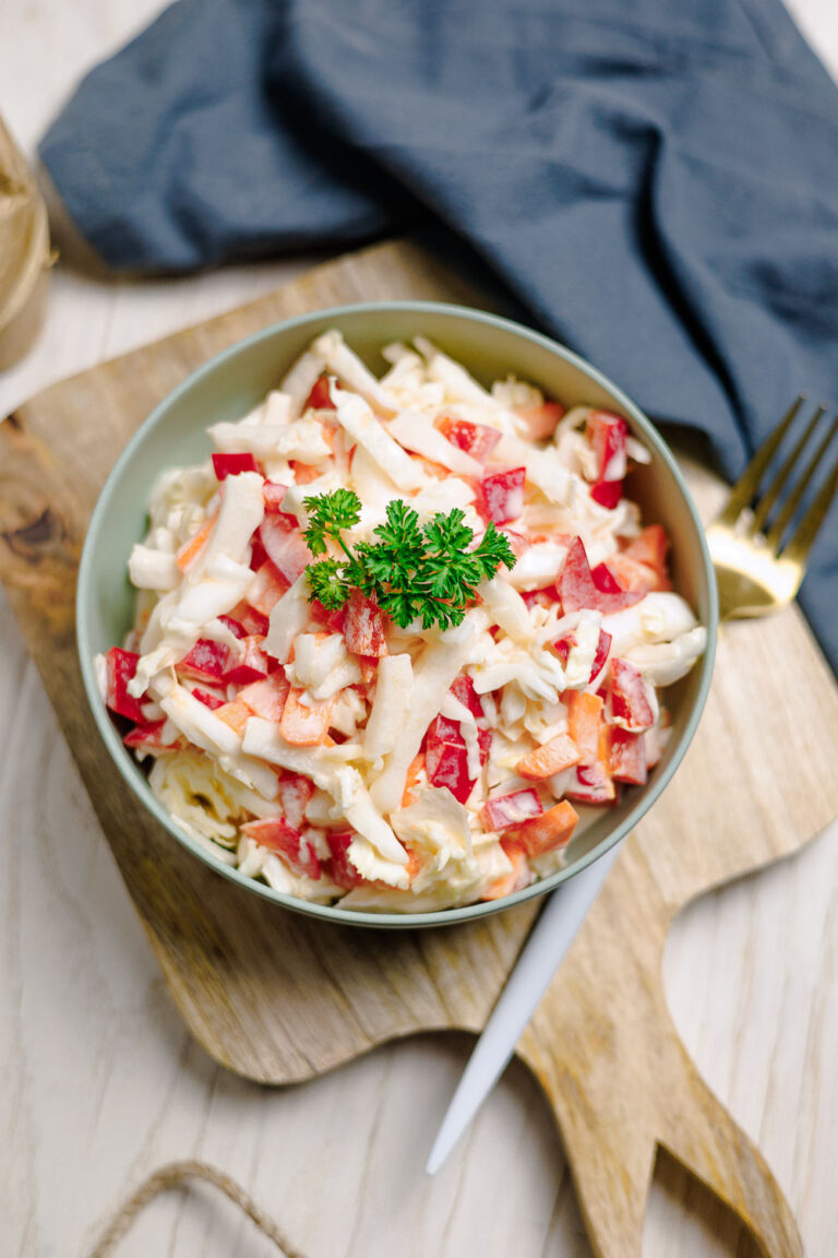 Low Carb Chinakohl-Salat mit Paprika und Karotten