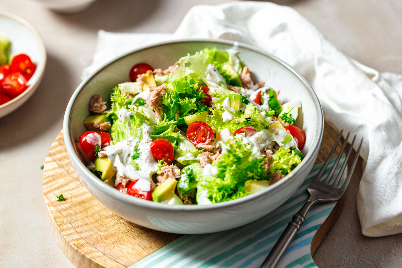 Köstlicher Low Carb Thunfisch-Salat in nur wenigen Minuten zubereiten!