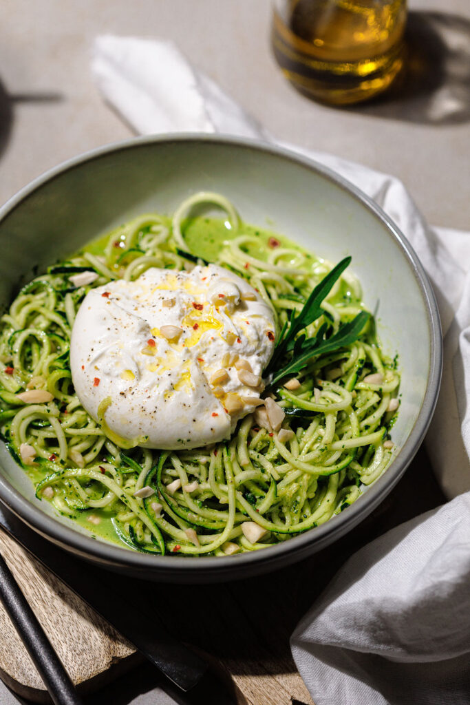 Zucchininudeln mit Burrata und Pesto