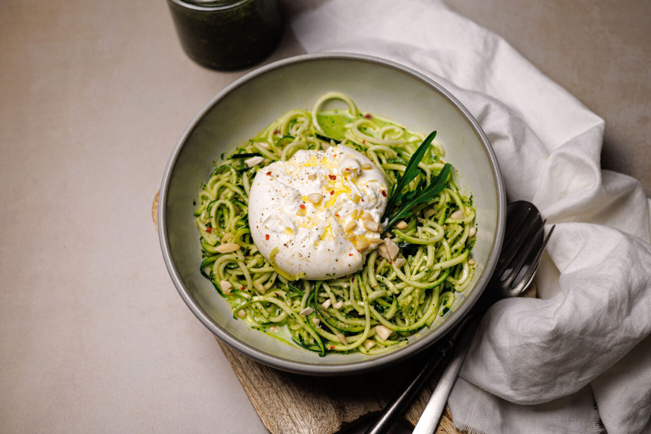 Zucchininudeln mit Burrata und Pesto – Low Carb Mittagessen in 5 Minuten