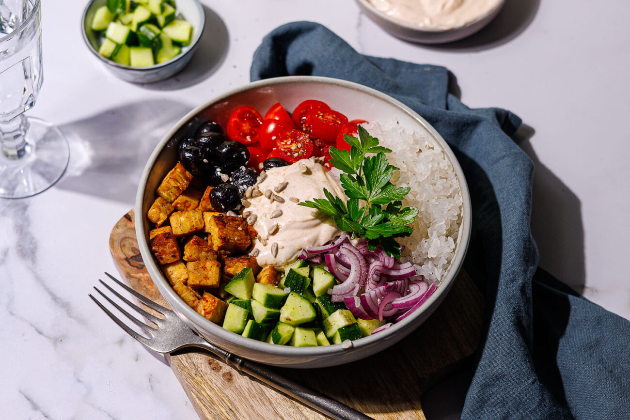 Sommerliche Low Carb Gyros Bowl mit Tempeh