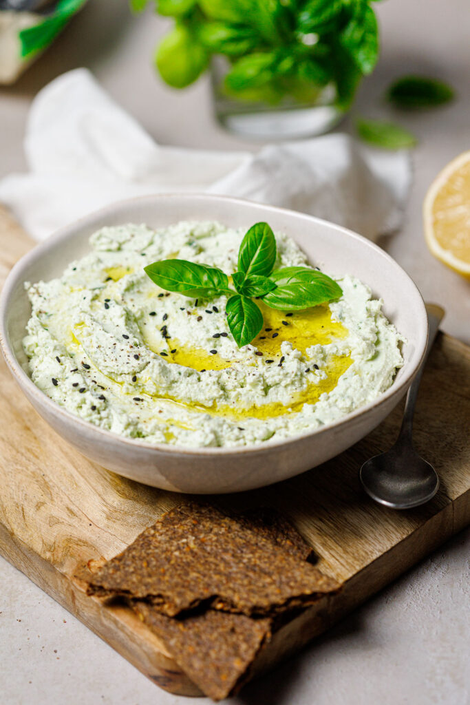 Low Carb Basilikum-Creme mit Ziegenfrischkäse